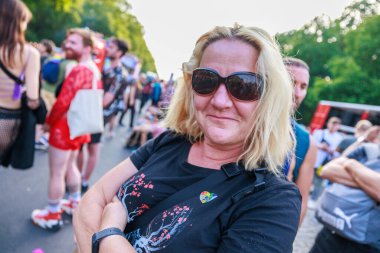 Berlin, Almanya 23 Temmuz 2023: Christopher Caddesi Günü. Berlin Onur Kutlaması, lezbiyen, eşcinsel, biseksüel, transseksüel ve homoseksüel (LGBTQ +) insanları ve onların müttefiklerini kutlamak için düzenlenen bir gurur geçididir..