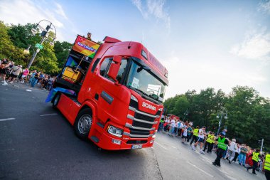 Berlin, Almanya 23 Temmuz 2023: Christopher Caddesi Günü. Berlin Onur Kutlaması, lezbiyen, eşcinsel, biseksüel, transseksüel ve homoseksüel (LGBTQ +) insanları ve onların müttefiklerini kutlamak için düzenlenen bir gurur geçididir..