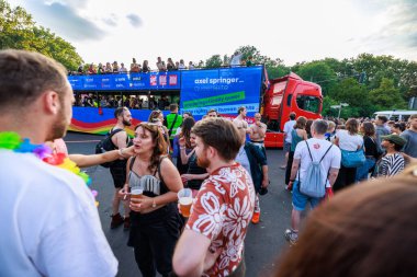 Berlin, Almanya 23 Temmuz 2023: Christopher Caddesi Günü. Berlin Onur Kutlaması, lezbiyen, eşcinsel, biseksüel, transseksüel ve homoseksüel (LGBTQ +) insanları ve onların müttefiklerini kutlamak için düzenlenen bir gurur geçididir..