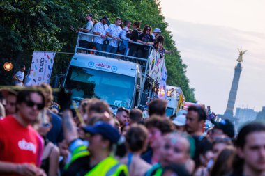 Berlin, Almanya 23 Temmuz 2023: Christopher Caddesi Günü. Berlin Onur Kutlaması, lezbiyen, eşcinsel, biseksüel, transseksüel ve homoseksüel (LGBTQ +) insanları ve onların müttefiklerini kutlamak için düzenlenen bir gurur geçididir..