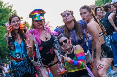 Berlin, Almanya 23 Temmuz 2023: Christopher Caddesi Günü. Berlin Onur Kutlaması, lezbiyen, eşcinsel, biseksüel, transseksüel ve homoseksüel (LGBTQ +) insanları ve onların müttefiklerini kutlamak için düzenlenen bir gurur geçididir..