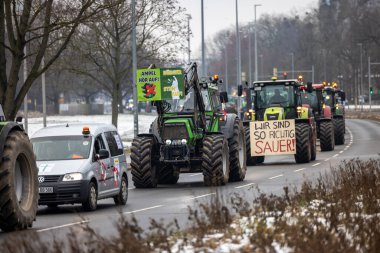 Hannover, Aşağı Saksonya, Almanya - 11 Ocak 2024: Hanover 'de düzenlenen büyük bir gösteride Aşağı Saksonya' da çiftçi protestoları. Tarımsal sübvansiyonların dağıtılmasına karşı gösteriler var.