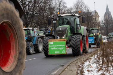 Hannover, Aşağı Saksonya, Almanya - 11 Ocak 2024: Hanover 'de düzenlenen büyük bir gösteride Aşağı Saksonya' da çiftçi protestoları. Tarımsal sübvansiyonların dağıtılmasına karşı gösteriler var.