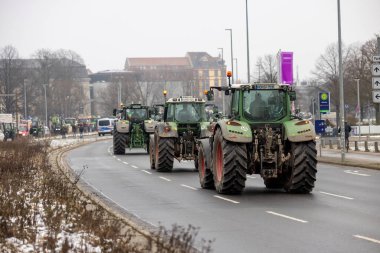 Hannover, Aşağı Saksonya, Almanya - 11 Ocak 2024: Hanover 'de düzenlenen büyük bir gösteride Aşağı Saksonya' da çiftçi protestoları. Tarımsal sübvansiyonların dağıtılmasına karşı gösteriler var.