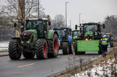 Hannover, Aşağı Saksonya, Almanya - 11 Ocak 2024: Hanover 'de düzenlenen büyük bir gösteride Aşağı Saksonya' da çiftçi protestoları. Tarımsal sübvansiyonların dağıtılmasına karşı gösteriler var.