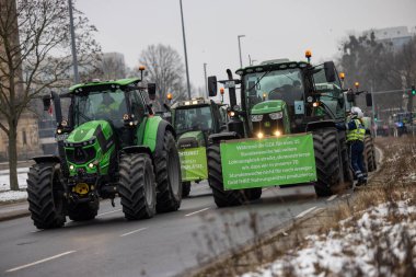 Hannover, Aşağı Saksonya, Almanya - 11 Ocak 2024: Hanover 'de düzenlenen büyük bir gösteride Aşağı Saksonya' da çiftçi protestoları. Tarımsal sübvansiyonların dağıtılmasına karşı gösteriler var.