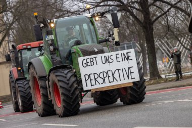 Hannover, Aşağı Saksonya, Almanya - 11 Ocak 2024: Hanover 'de düzenlenen büyük bir gösteride Aşağı Saksonya' da çiftçi protestoları. Tarımsal sübvansiyonların dağıtılmasına karşı gösteriler var.