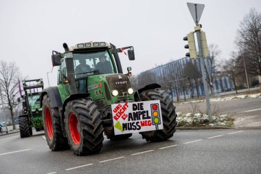 Hannover, Aşağı Saksonya, Almanya - 11 Ocak 2024: Hanover 'de düzenlenen büyük bir gösteride Aşağı Saksonya' da çiftçi protestoları. Tarımsal sübvansiyonların dağıtılmasına karşı gösteriler var.