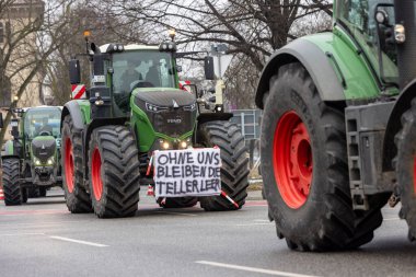 Hannover, Aşağı Saksonya, Almanya - 11 Ocak 2024: Hanover 'de düzenlenen büyük bir gösteride Aşağı Saksonya' da çiftçi protestoları. Tarımsal sübvansiyonların dağıtılmasına karşı gösteriler var.