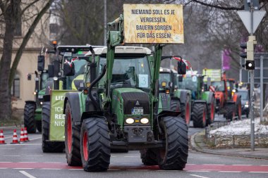 Hannover, Aşağı Saksonya, Almanya - 11 Ocak 2024: Hanover 'de düzenlenen büyük bir gösteride Aşağı Saksonya' da çiftçi protestoları. Tarımsal sübvansiyonların dağıtılmasına karşı gösteriler var.