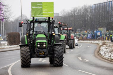 Hannover, Aşağı Saksonya, Almanya - 11 Ocak 2024: Hanover 'de düzenlenen büyük bir gösteride Aşağı Saksonya' da çiftçi protestoları. Tarımsal sübvansiyonların dağıtılmasına karşı gösteriler var.
