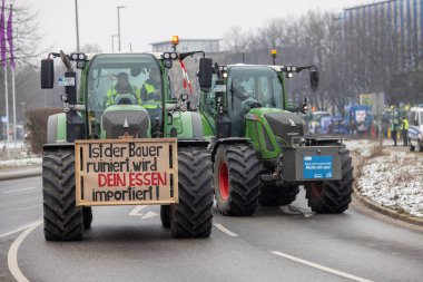 Hannover, Aşağı Saksonya, Almanya - 11 Ocak 2024: Hanover 'de düzenlenen büyük bir gösteride Aşağı Saksonya' da çiftçi protestoları. Tarımsal sübvansiyonların dağıtılmasına karşı gösteriler var.