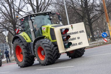 Hannover, Aşağı Saksonya, Almanya - 11 Ocak 2024: Hanover 'de düzenlenen büyük bir gösteride Aşağı Saksonya' da çiftçi protestoları. Tarımsal sübvansiyonların dağıtılmasına karşı gösteriler var.