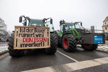 Hannover, Aşağı Saksonya, Almanya - 11 Ocak 2024: Hanover 'de düzenlenen büyük bir gösteride Aşağı Saksonya' da çiftçi protestoları. Tarımsal sübvansiyonların dağıtılmasına karşı gösteriler var.