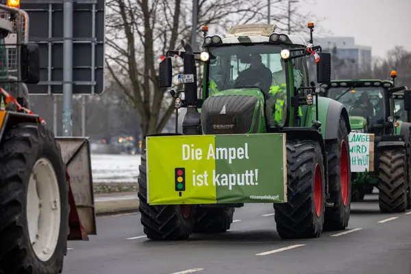 Hannover, Aşağı Saksonya, Almanya - 11 Ocak 2024: Hanover 'de düzenlenen büyük bir gösteride Aşağı Saksonya' da çiftçi protestoları. Tarımsal sübvansiyonların dağıtılmasına karşı gösteriler var.