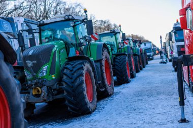 Berlin, Almanya - 19 Ocak 2024: Juni Brandenburger Tor Caddesi 17 numarada Kamyon gösterisi