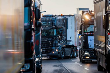 Berlin, Almanya - 19 Ocak 2024: Juni Brandenburger Tor Caddesi 17 numarada Kamyon gösterisi