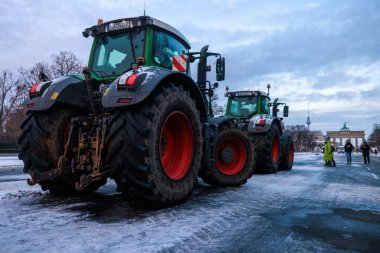 Berlin, Almanya - 19 Ocak 2024: Juni Brandenburger Tor Caddesi 17 numarada Kamyon gösterisi 