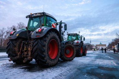 Berlin, Almanya - 19 Ocak 2024: Juni Brandenburger Tor Caddesi 17 numarada Kamyon gösterisi 
