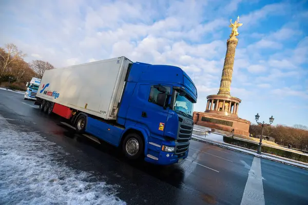 stock image Berlin, Germany - January 19, 2024: Truck demonstration on the Strasse des 17 Juni Brandenburger Tor 