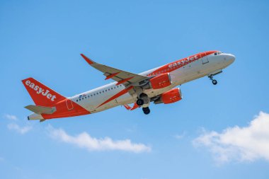 Berlin 9 Haziran 2024: Easyjet Airbus 319 Berlin üzerinde uçuyor