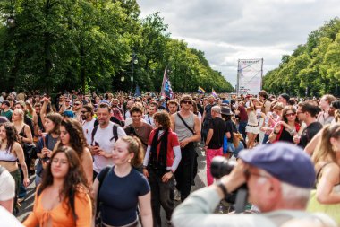 Berlin, Almanya, 26 Temmuz 2025 Christopher Caddesi Günü. Berlin Onur Kutlaması, lezbiyen, eşcinsel, biseksüel, transseksüel ve eşcinsel (LGBTQ +) insanları ve onların müttefiklerini kutlayan bir geçit törenidir..