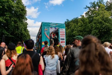 Berlin, Almanya, 26 Temmuz 2025 Christopher Caddesi Günü. Berlin Onur Kutlaması, lezbiyen, eşcinsel, biseksüel, transseksüel ve eşcinsel (LGBTQ +) insanları ve onların müttefiklerini kutlayan bir geçit törenidir..