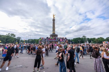 Berlin, Almanya, 26 Temmuz 2025 Christopher Caddesi Günü. Berlin Onur Kutlaması, lezbiyen, eşcinsel, biseksüel, transseksüel ve eşcinsel (LGBTQ +) insanları ve onların müttefiklerini kutlayan bir geçit törenidir..