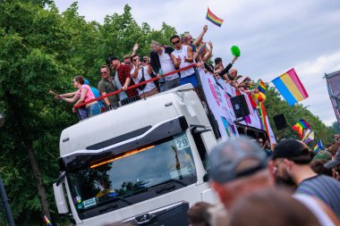 Berlin, Almanya, 26 Temmuz 2025 Christopher Caddesi Günü. Berlin Onur Kutlaması, lezbiyen, eşcinsel, biseksüel, transseksüel ve eşcinsel (LGBTQ +) insanları ve onların müttefiklerini kutlayan bir geçit törenidir..