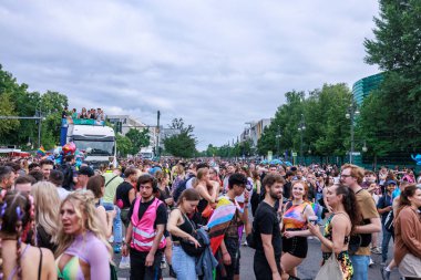 Berlin, Almanya, 26 Temmuz 2025 Christopher Caddesi Günü. Berlin Onur Kutlaması, lezbiyen, eşcinsel, biseksüel, transseksüel ve eşcinsel (LGBTQ +) insanları ve onların müttefiklerini kutlayan bir geçit törenidir..