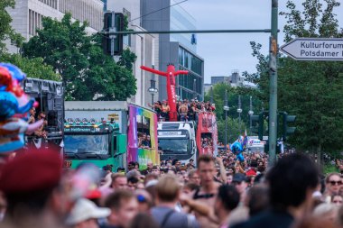 Berlin, Almanya, 26 Temmuz 2025 Christopher Caddesi Günü. Berlin Onur Kutlaması, lezbiyen, eşcinsel, biseksüel, transseksüel ve eşcinsel (LGBTQ +) insanları ve onların müttefiklerini kutlayan bir geçit törenidir..