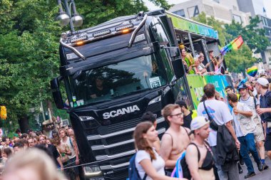Berlin, Almanya, 26 Temmuz 2025 Christopher Caddesi Günü. Berlin Onur Kutlaması, lezbiyen, eşcinsel, biseksüel, transseksüel ve eşcinsel (LGBTQ +) insanları ve onların müttefiklerini kutlayan bir geçit törenidir..