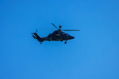 Berlin 9 Haziran 2024: Bundeswehr Tiger helikopteri Berlin üzerinde uçuyor
