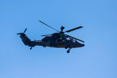 Berlin 9 Haziran 2024: Bundeswehr Tiger helikopteri Berlin üzerinde uçuyor