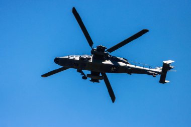 Berlin 9 Haziran 2024: Bundeswehr Tiger helikopteri Berlin üzerinde uçuyor