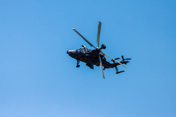 Берлин Германия 9 июня 2024 года: над Берлином пролетает вертолет Bundeswehr Tiger
