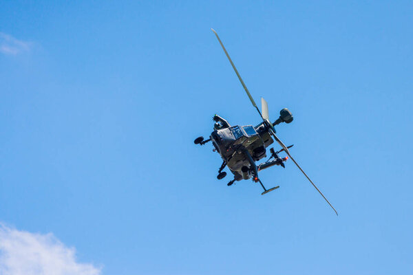 Берлин Германия 9 июня 2024 года: над Берлином пролетает вертолет Bundeswehr Tiger