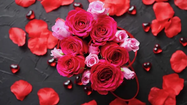Красивая Роза Дамаска Украшенная Вместе Другими Розовыми Розами Лепестками Раскинувшимися Лицензионные Стоковые Фото