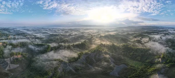 Bellissima Nebbia All Alba Con Montagne Alberi Erliao Distretto Zuozhen — Foto Stock