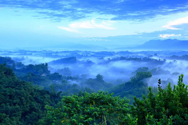 Schöner Sonnenaufgangsnebel Mit Bergen Und Bäumen Erliao Bezirk Zuozhen Tainan — Stockfoto