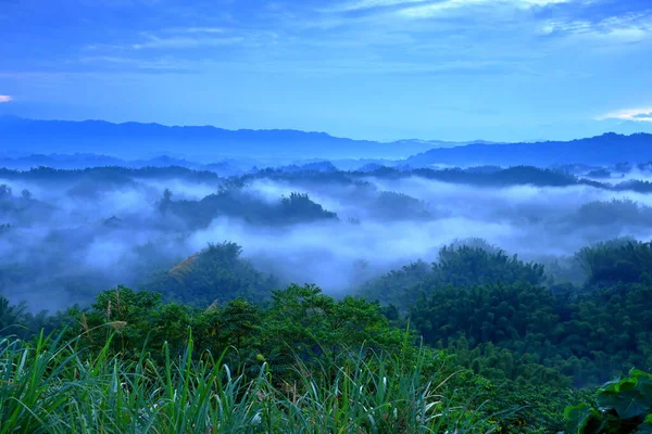 Schöner Sonnenaufgangsnebel Mit Bergen Und Bäumen Erliao Bezirk Zuozhen Tainan — Stockfoto