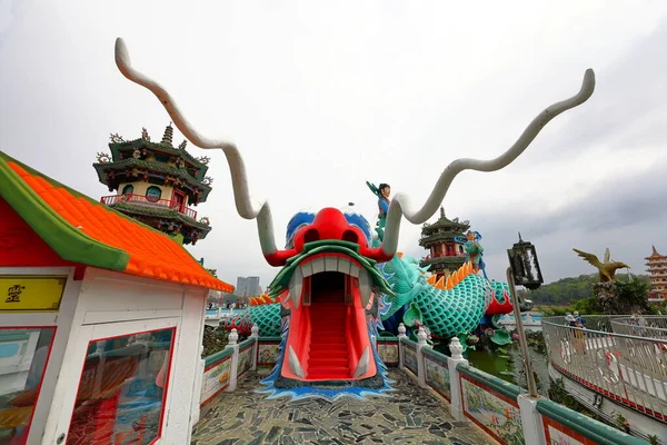 台湾高雄左营莲塘 观音阿瓦洛基特拉骑着龙塑像 — 图库照片