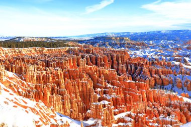 Bryce Canyon Ulusal Parkı, doğal amfitiyatrosu olan bir park, Utah, ABD 'de birçok bakış açısı ve patika.