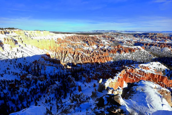 Bryce Canyon Ulusal Parkı, doğal amfitiyatrosu olan bir park, Utah, ABD 'de birçok bakış açısı ve patika.