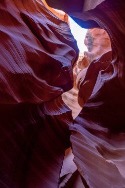 Aşağı Antilop Kanyonu Arizona, Page yakınlarındaki Navajo Reservation 'da doğal bir eğlence merkezi.