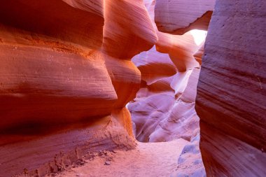 Aşağı Antilop Kanyonu Arizona, Page yakınlarındaki Navajo Reservation 'da doğal bir eğlence merkezi.
