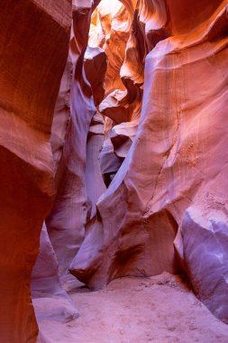 Aşağı Antilop Kanyonu Arizona, Page yakınlarındaki Navajo Reservation 'da doğal bir eğlence merkezi.