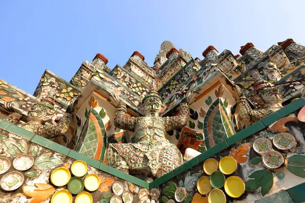 Wat Arun Ratchawararam Ratchawarhawihan veya Bangkok Yai bölgesinde Şafak Tapınağı, Tayland 