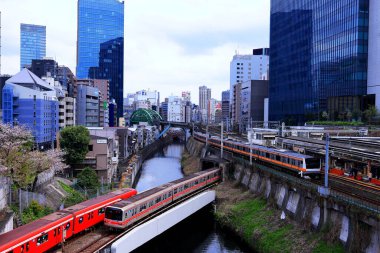 Chiyoda City, Tokyo, Japonya 'daki Ochanomizu İstasyonu (demiryolu hayranları için ünlü istasyon)