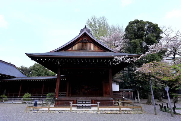 日本东京千代市的靖国神社 神社风格的神龛 开着春天的樱花 — 图库照片